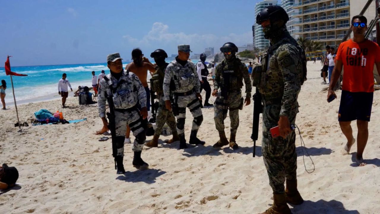 CNNE 1372971 - alerta en mexico por la muerte de turistas en cancun