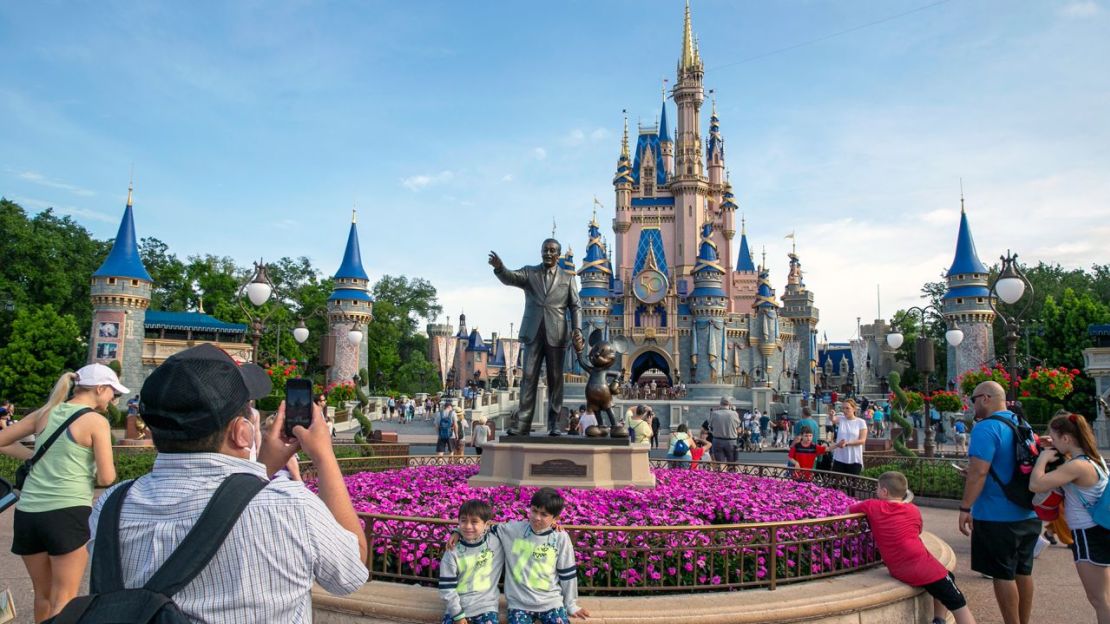 La gente visita el parque Magic Kingdom en Walt Disney World Resort en Lake Buena Vista, Florida, el 18 de abril de 2022.