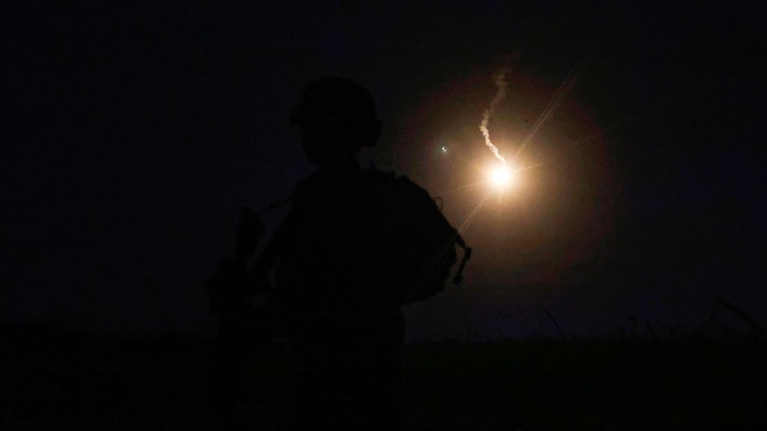 La silueta de un soldado israelí se perfila en el cielo por una bengala disparada para buscar un cohete que aterrizó cerca del kibutz Meitsar en los Altos del Golán anexados por Israel, el 9 de abril de 2023. Crédito: JALAA MAREY/AFP vía Getty Images