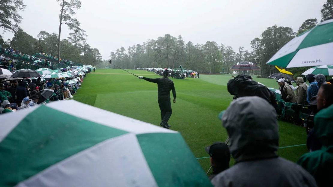 Tiger Woods tenía más de nueve en el torneo cuando se suspendió el juego por el día. Crédito: Matt Slocum/AP