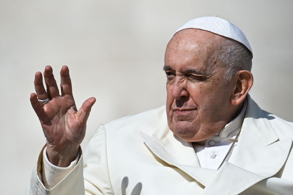 El papa Francisco saluda al salir al final de la audiencia general semanal el 5 de abril de 2023 en la plaza de San Pedro en el Vaticano.