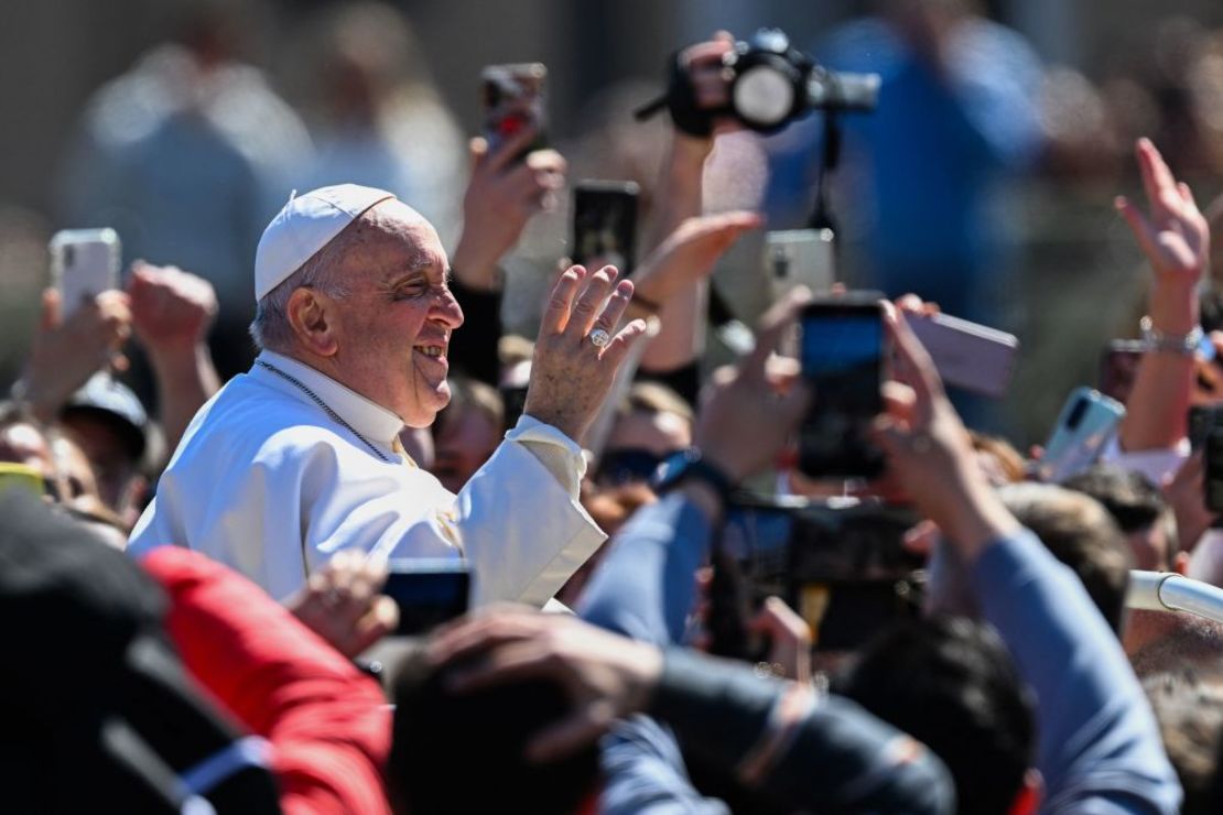 El papa Francisco saluda desde el carro del papamóvil mientras hace un recorrido por la plaza de San Pedro después de la misa del Domingo de Pascua el 9 de abril de 2023 en el Vaticano. Crédito: ANDREAS SOLARO/AFP vía Getty Images