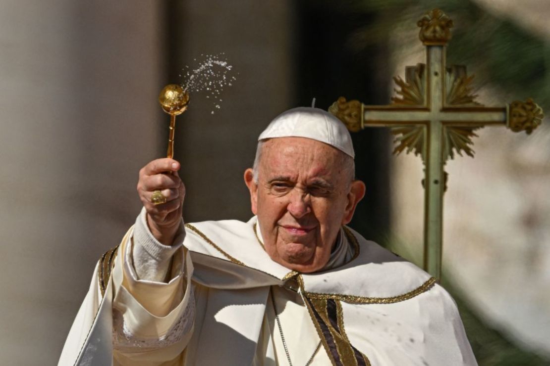 El papa Francisco rocía agua a los asistentes durante la misa del Domingo de Pascua el 9 de abril de 2023 en la plaza de San Pedro en el Vaticano. Crédito: ANDREAS SOLARO/AFP vía Getty Images