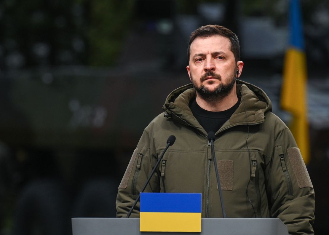 El presidente de Ucrania, Volodymyr Zelensky, habla durante una conferencia de prensa el 5 de abril en Varsovia, Polonia.
