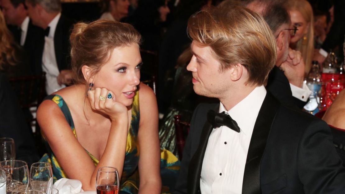 Taylor Swift y Joe Alwyn en los Golden Globe Awards en Los Ángeles en 2020.