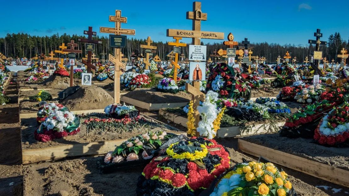 Las tumbas de algunos de los mercenarios del Grupo Wagner muertos durante la guerra de invasión rusa en Ucrania se encuentran en el cementerio Beloostrovsky, en las afueras de San Petersburgo.