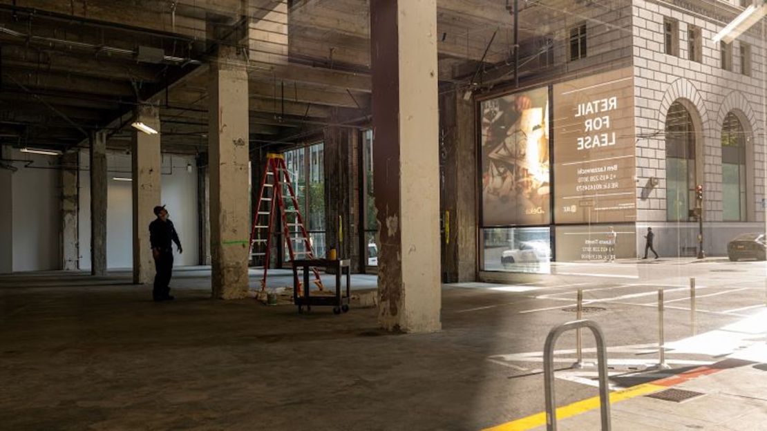 Un trabajador dentro de un edificio comercial y de oficinas vacío en San Francisco, California, el 10 de octubre de 2022.