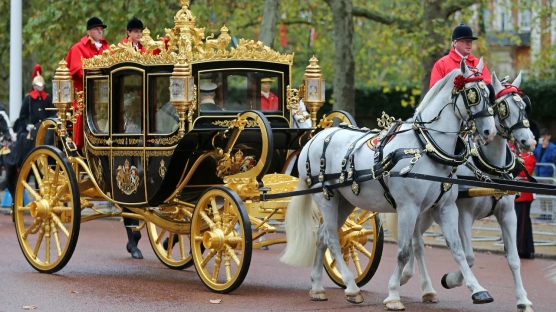 La reina Isabel II del Reino Unido con el entonces príncipe Carlos y Camilla, en el coche de Estado del Jubileo de Diamante, en 2019, son transportados hacia la apertura de Estado del Parlamento.