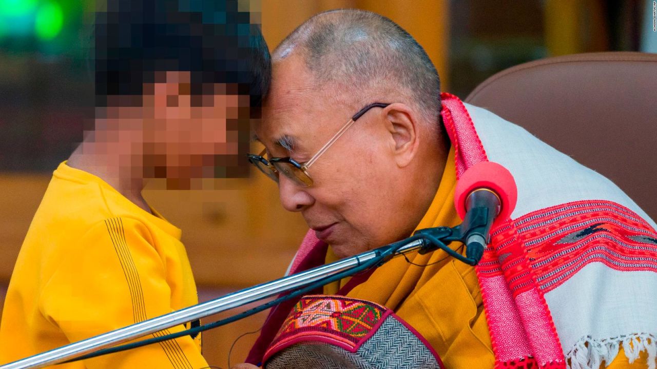 CNNE 1373312 - dalai lama se disculpa por besar a un nino en la boca