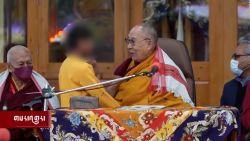 CNNE 1373357 - escucha la disculpa del dalai lama por besar a un nino en la boca