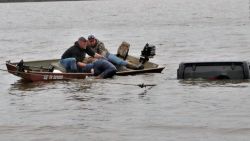 CNNE 1373369 - rescatan a una mujer que habia caido a un lago dentro de un auto