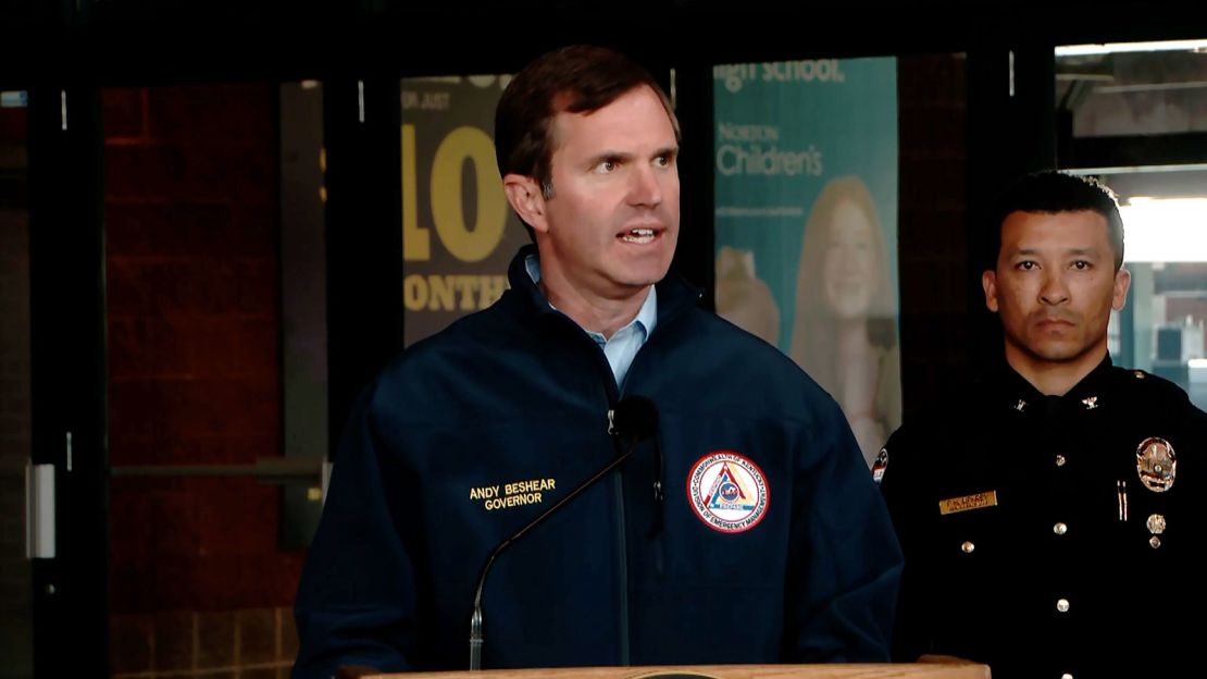 El gobernador de Kentucky, Andy Beshear, habla durante una rueda de prensa en Louisville este lunes.