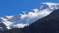 CNNE 1373526 - esta avalancha en los alpes franceses dejo al menos seis muertos