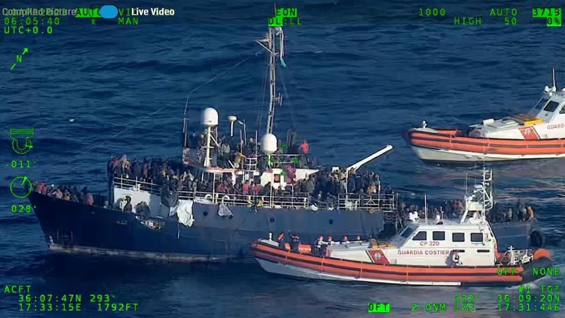 Se realizan operaciones de rescate para recuperar a cientos de migrantes a la deriva en un bote en el Mediterráneo este lunes.