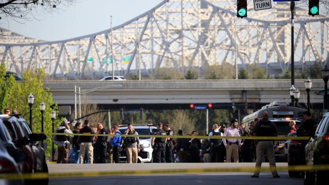 Agentes de la ley responden a un tiroteo activo en el edificio del Old National Bank este lunes en Louisville, Kentucky. Crédito: Luke Sharrett/Getty Images