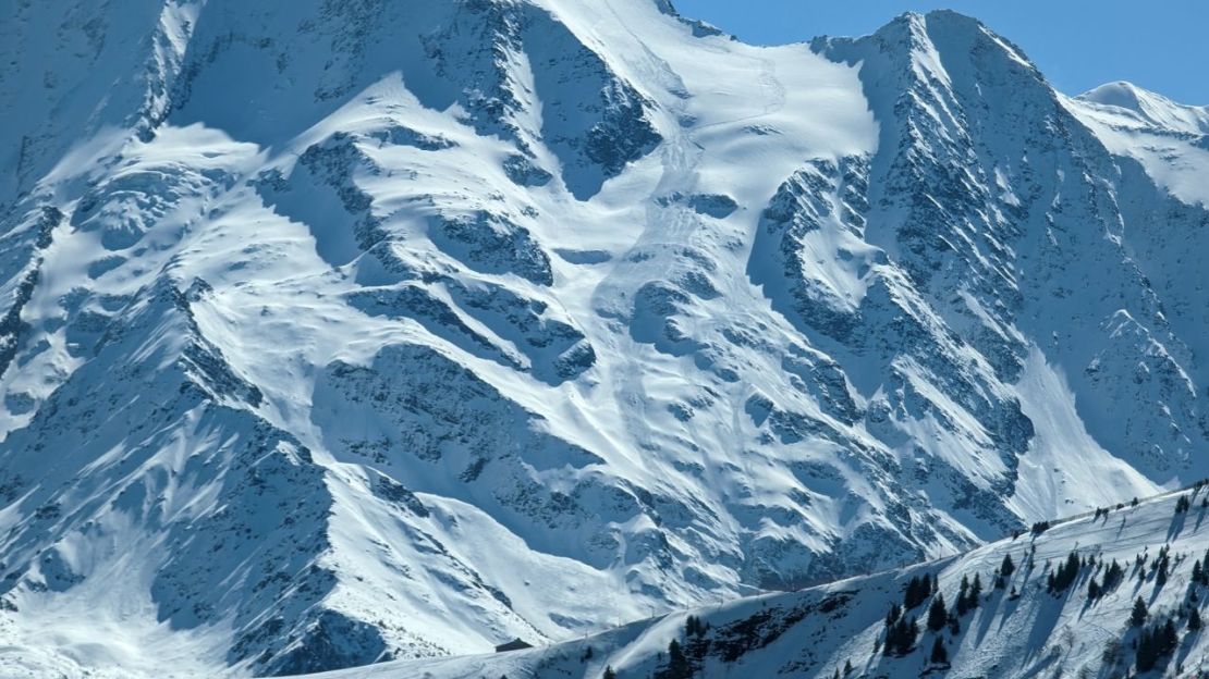 La vista después de una avalancha mortal en el glaciar Armancette, a la sombra del Mont Blanc, el domingo.