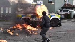 CNNE 1373697 - manifestantes se enfrentan a la policia en irlanda del norte