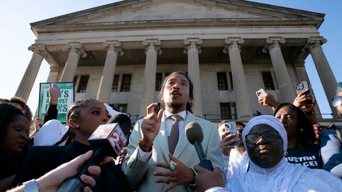 El representante estatal Justin Jones pronuncia un discurso frente al capitolio estatal, en Nashville, el 10 de abril de 2023 tras ser reintegrado a la Cámara.