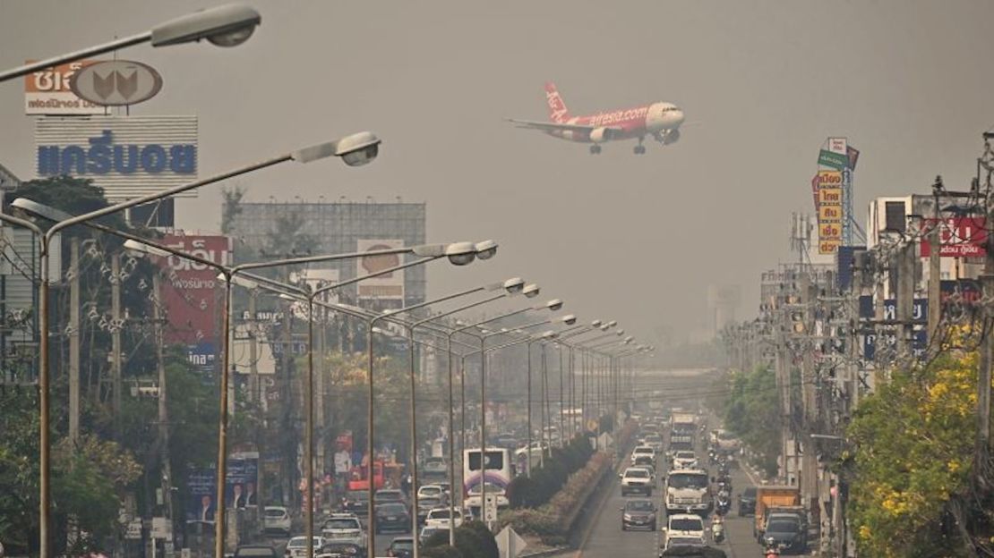 Un avión de Air Asia desciende hacia el Aeropuerto Internacional de Chiang Mai en medio de altos niveles de contaminación del aire en Chiang Mai el 10 de abril de 2023.