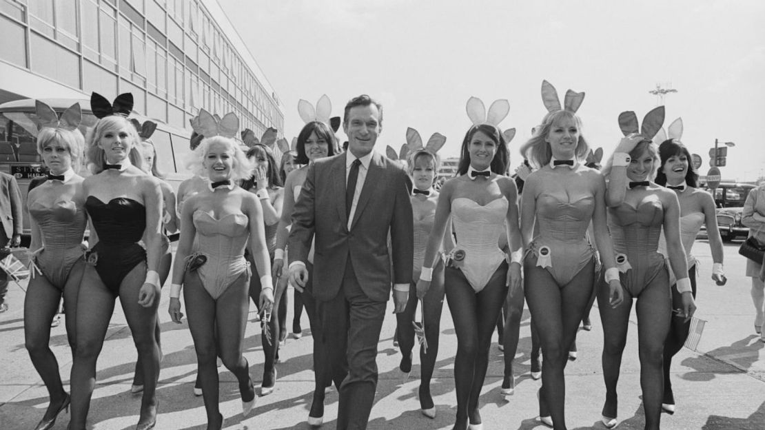 Imagen de Portada: Hugh Hefner con las "conejitas" de Playboy en Londres en 1966.