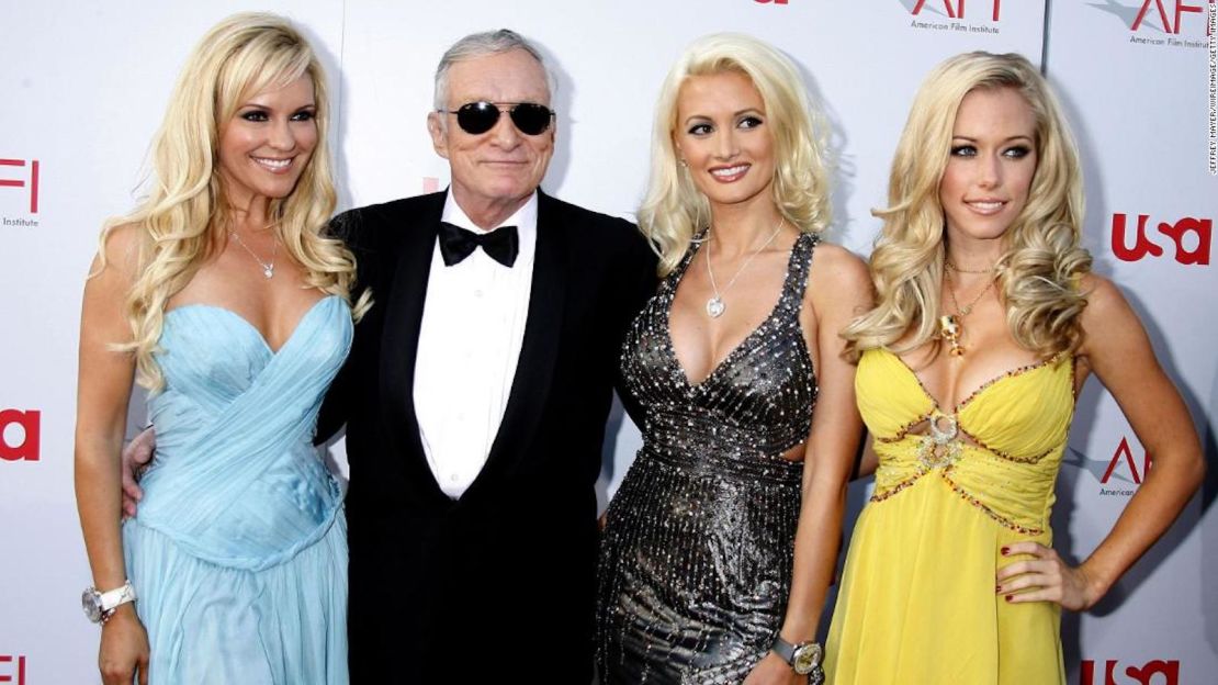 Bridget Marquardt y Hugh Hefner con Holly Madison y Kendra Wilkinson en 2008.