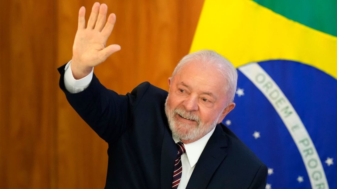 Lula saluda al llegar a una reunión ministerial en el Palacio Planalto en Brasilia el lunes 10 de abril de 2023.