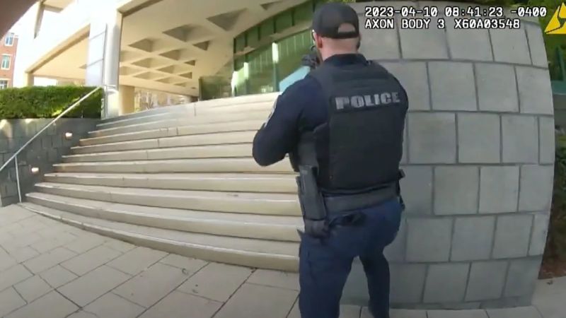 Videos de las cámaras corporales muestran el enfrentamiento entre la policía y el atacante de Louisville | CNN