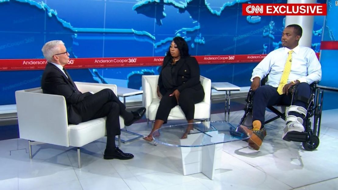 Anderson Cooper de CNN conversa con LaTavia Washington McGee y Eric Williams en cámara el martes 11 de abril.