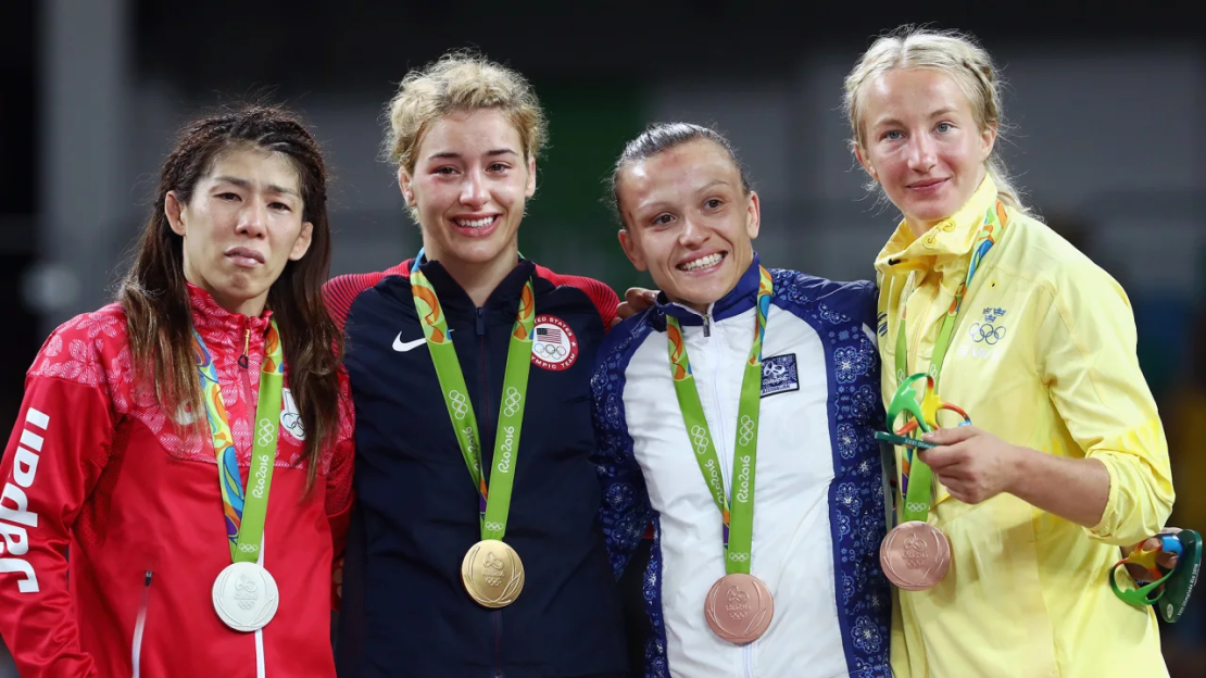 Maroulis, segunda desde la izquierda, ganó una medalla de oro en los Juegos Olímpicos de Río en 2016.