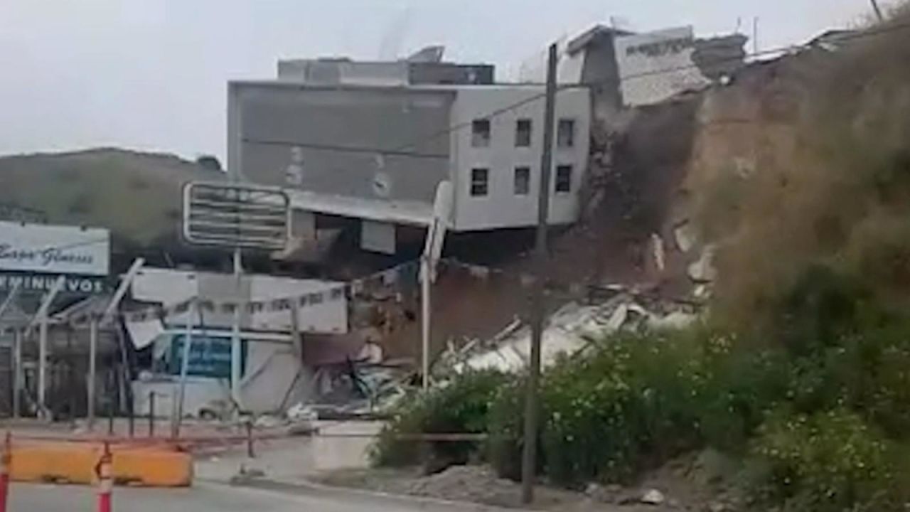 CNNE 1374421 - un edificio colapsa tras un deslizamiento de tierra en mexico