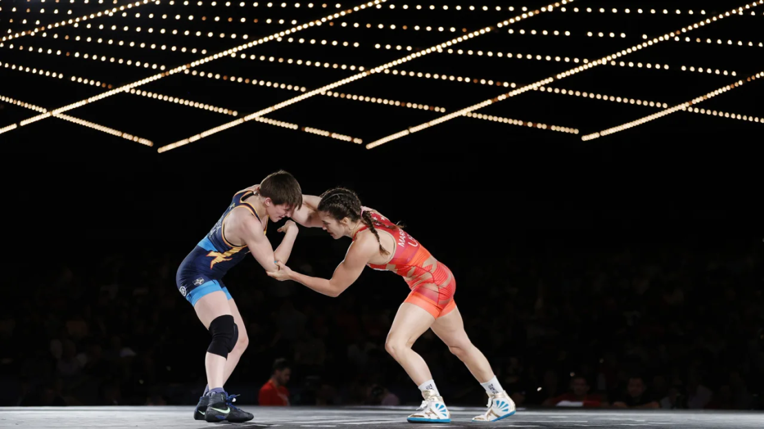 Maroulis (de rojo) compite contra Alexandra Hedrick en el Madison Square Garden el 8 de junio de 2022.