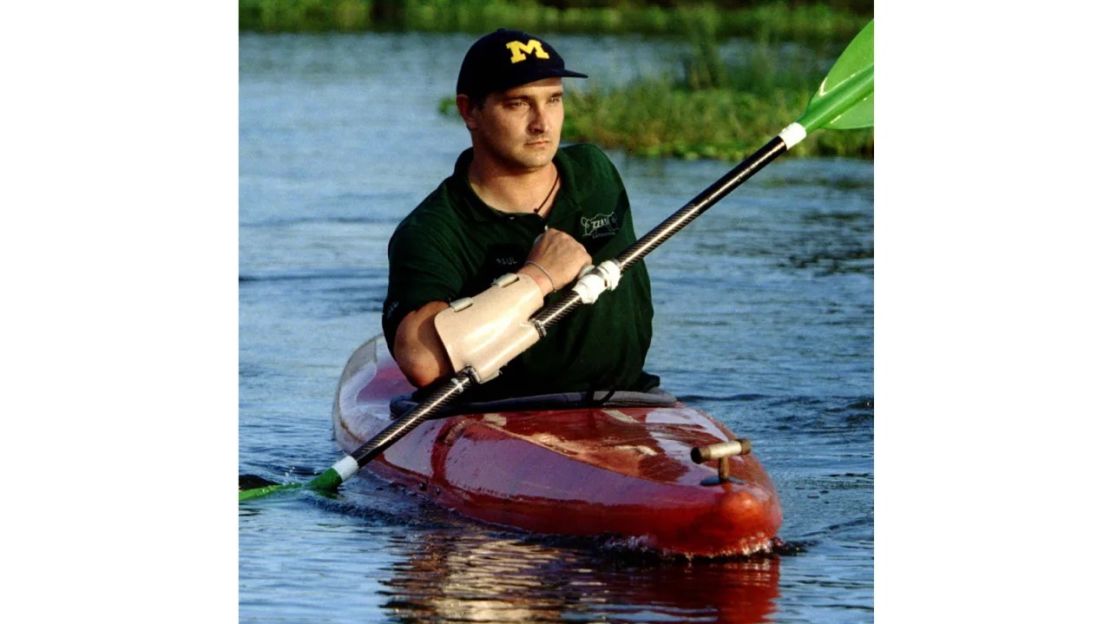 Paul Templer, que perdió el brazo izquierdo en el ataque de un hipopótamo en 1996, rema dos años después en un kayak con una pala especialmente fabricada para practicar el descenso del río Zambezi, que batió su récord.Crédito: Howard Burditt/Reuters