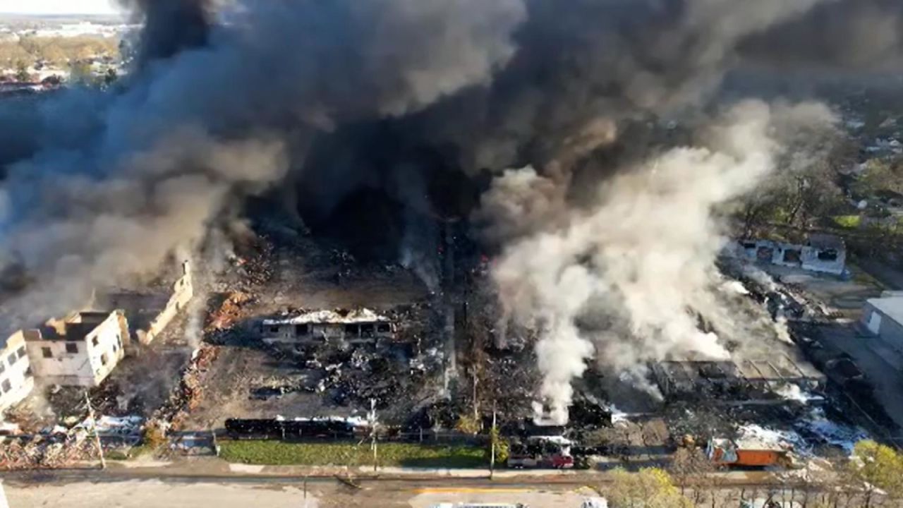 CNNE 1374678 - incendio en planta de reciclado ocasiona evacuaciones y gases toxicos