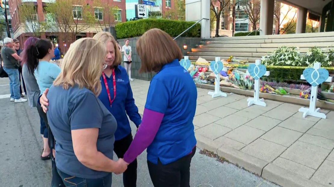 La gente se reúne este martes para llorar a las cinco personas muertas en un tiroteo masivo en Louisville, Kentucky. Crédito: CNN