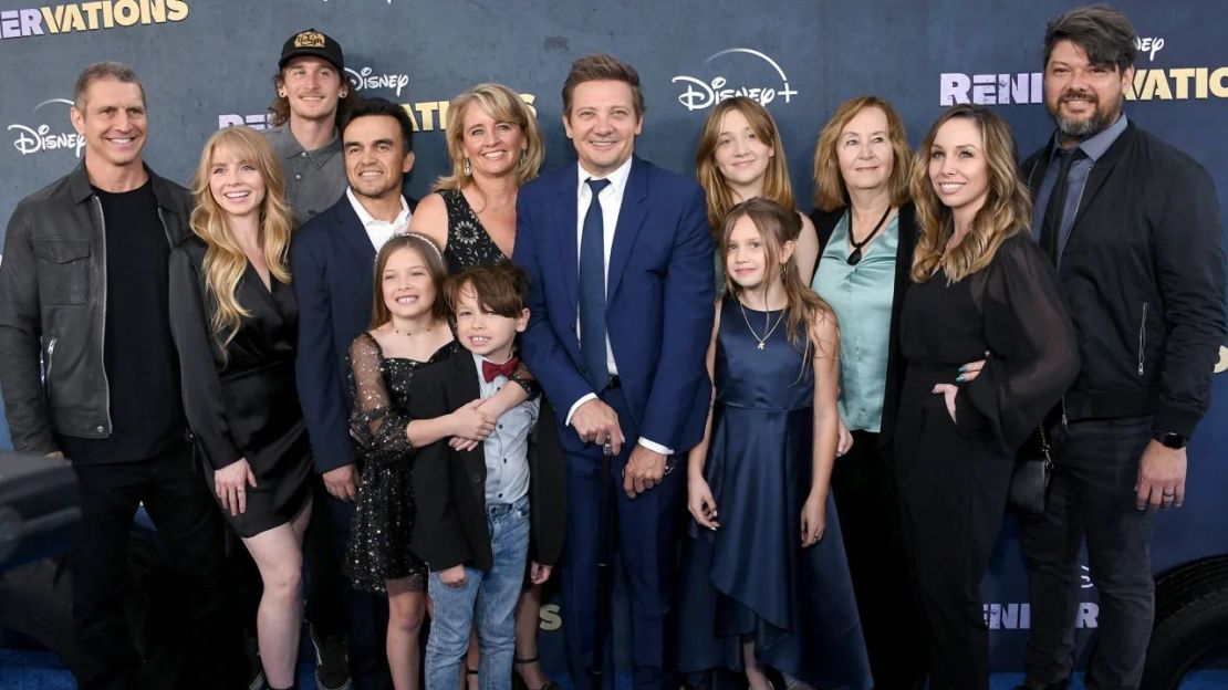 Jeremy Renner (C) y su familia asisten al estreno en Los Ángeles de la serie original de Disney+ "Rennervations" el 11 de abril. Crédito: Jon Kopaloff/Getty Images