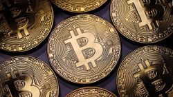 CNNE 1374896 - el bitcoin supera la barrera de los us$ 30-000