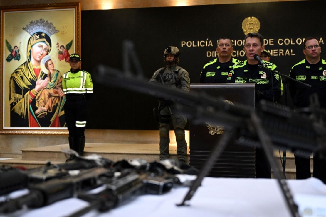 El director general de la Policía Nacional de Colombia, Henry Sanabria, habla durante la presentación de un gran arsenal incautado a presuntos disidentes de las Fuerzas Armadas Revolucionarias de Colombia (FARC) durante un operativo en el suroeste de Colombia, durante una conferencia de prensa en Bogotá el 16 de enero 2023.