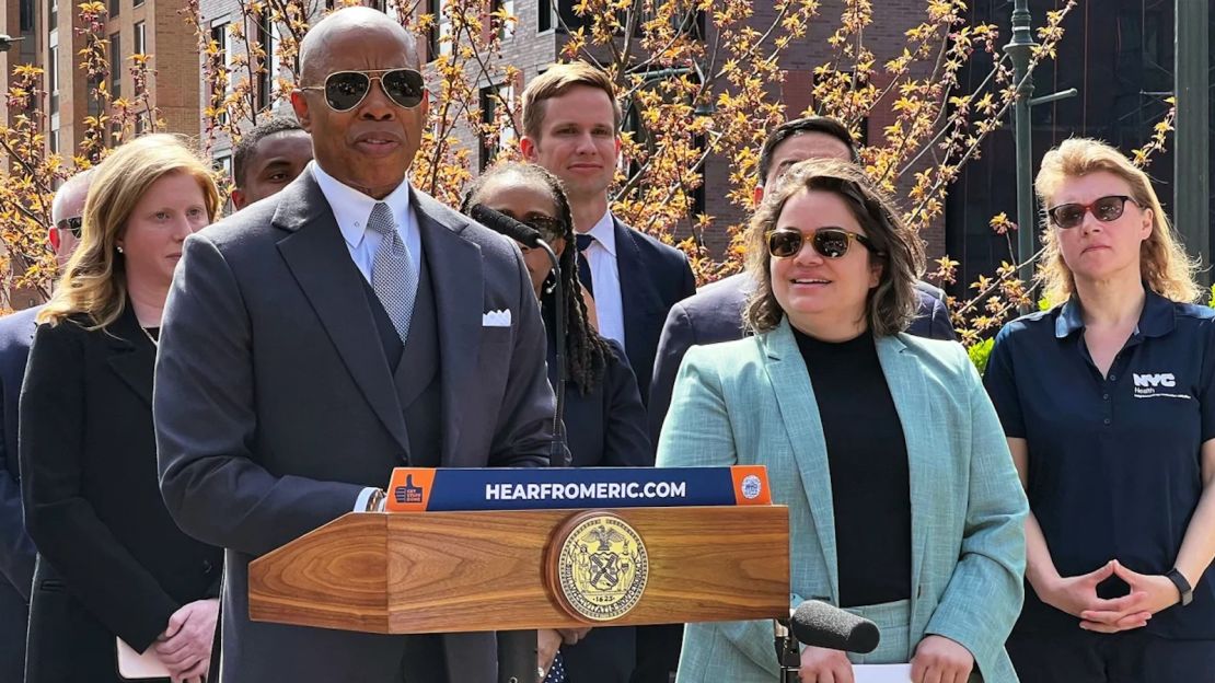 El alcalde de Nueva York, Eric Adams, a la izquierda, presenta a Kathleen Corradi, en el centro, como la primera directora de mitigación de roedores de la ciudad, también conocida como la "zarina de las ratas", en Nueva York el 12 de abril de 2023.