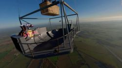 CNNE 1375298 - hizo piruetas en una bmx sobre un globo aerostatico