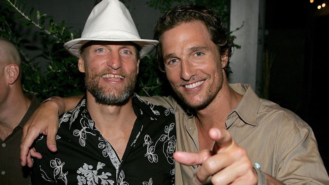 Matthew McConaughey y Woody Harrelson se fotografían juntos en 2008.