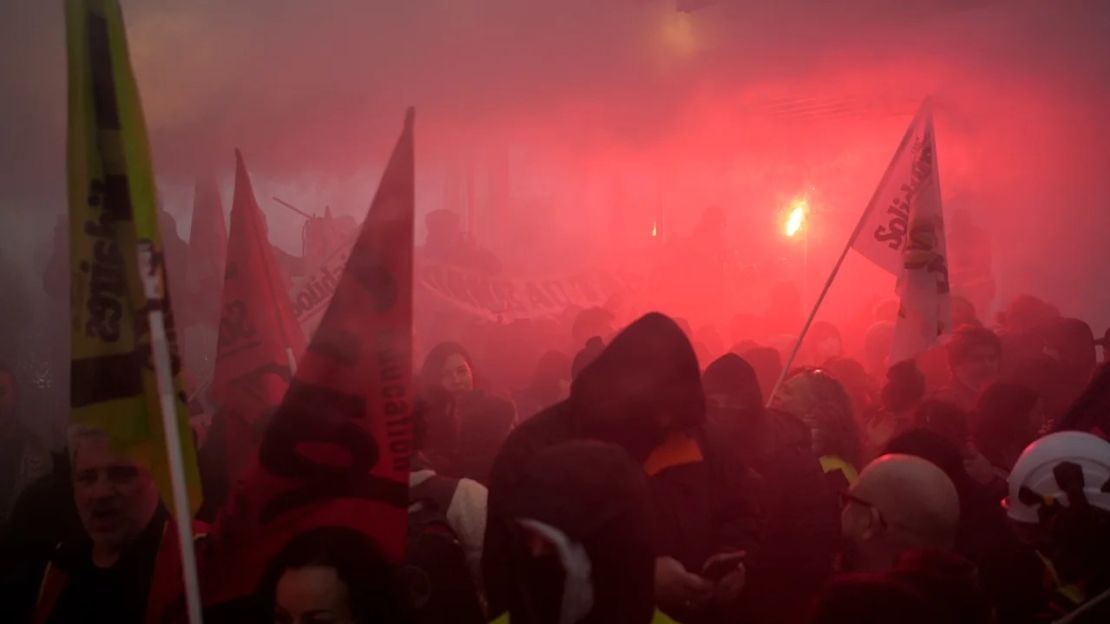 Manifestantes logran entrar en la sede de LVMH durante una manifestación contra la reforma de las pensiones en el centro de París. Crédito: Nathan Laine/Bloomberg/Getty Images