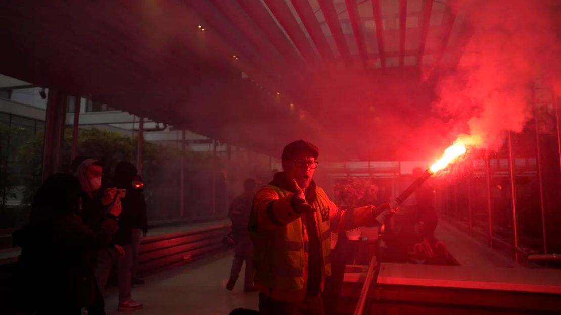 Trabajadores ferroviarios en huelga invaden la sede del grupo de lujo francés LVMH el jueves en París. Crédito: Lewis Joly/AP