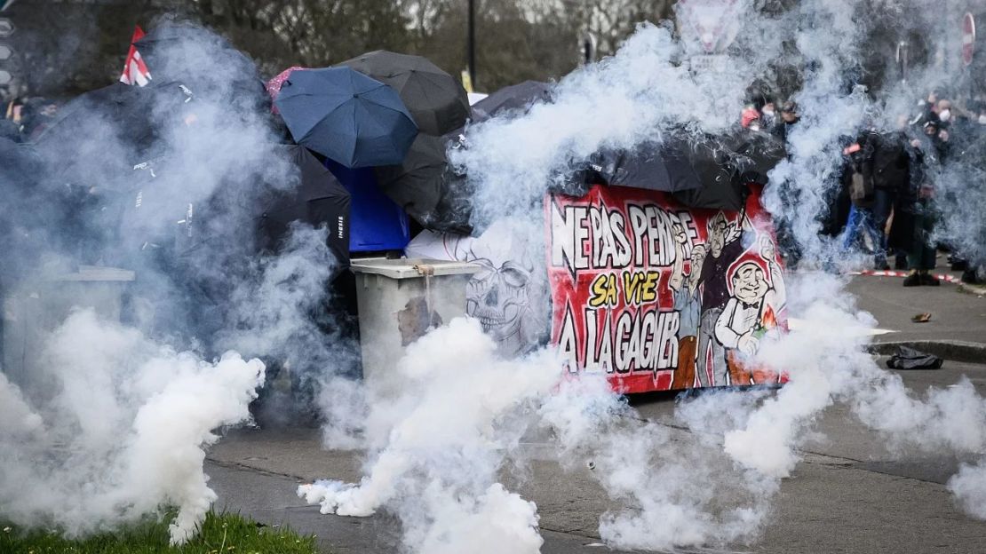 Manifestantes chocan con agentes de policía en Nantes, oeste de Francia, el 13 de abril de 2023. Crédito: Loic Venance/AFP/Getty Images