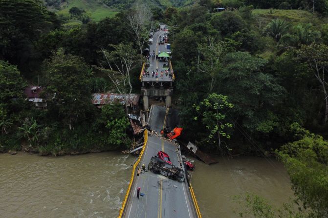 En Colombia, se desplomó el puente vehicular del río La Vieja que conectaba a los departamentos de Valle del Cauca y Quindío.