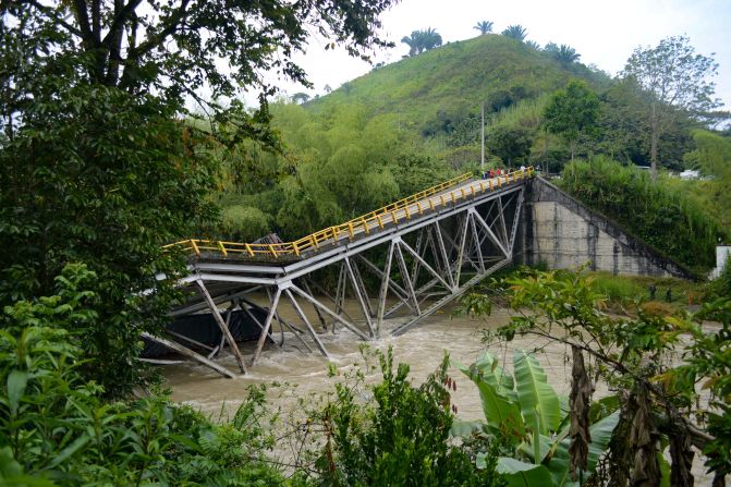 Varios vehículos estaban sobre el puente al momento del colapso.