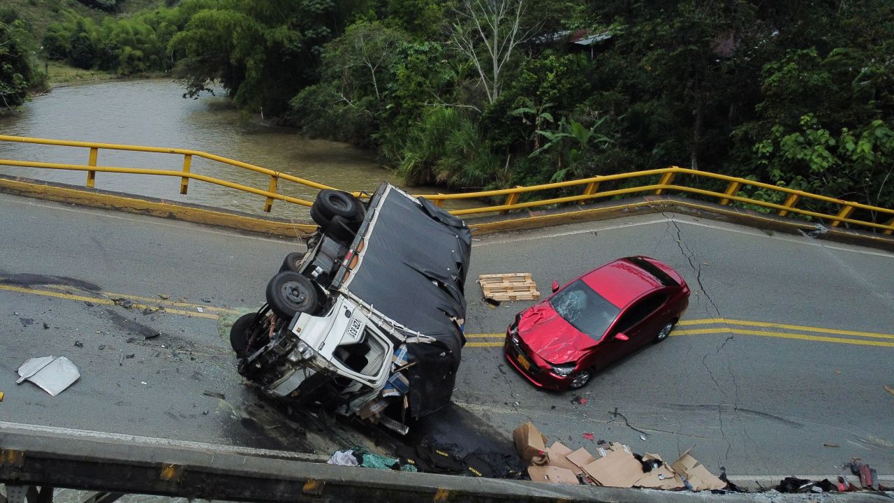 CNNE 1375559 - las imagenes del colapso de un puente en quindio, colombia