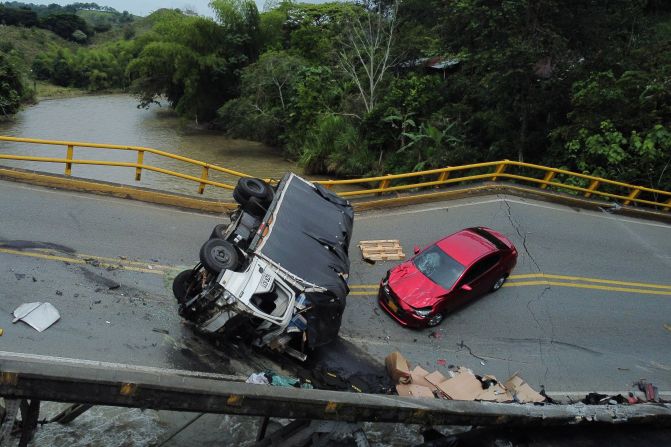 Dos unidades policiale se encontraban sobre el puente en ese momento.