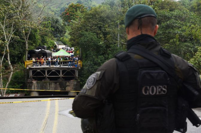 El gobernador de Quindío, Roberto Jaramillo, descartó que el colapso fuera producto de “un acto de terrorismo”.