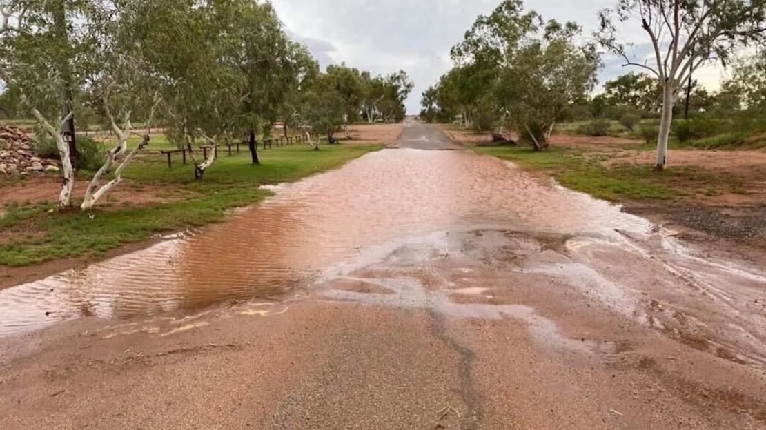 Las advertencias de inundación están vigentes en una gran área del oeste de Australia para el 14 de abril de 2023 y se teme que el agua pueda bloquear el a carreteras remotas.