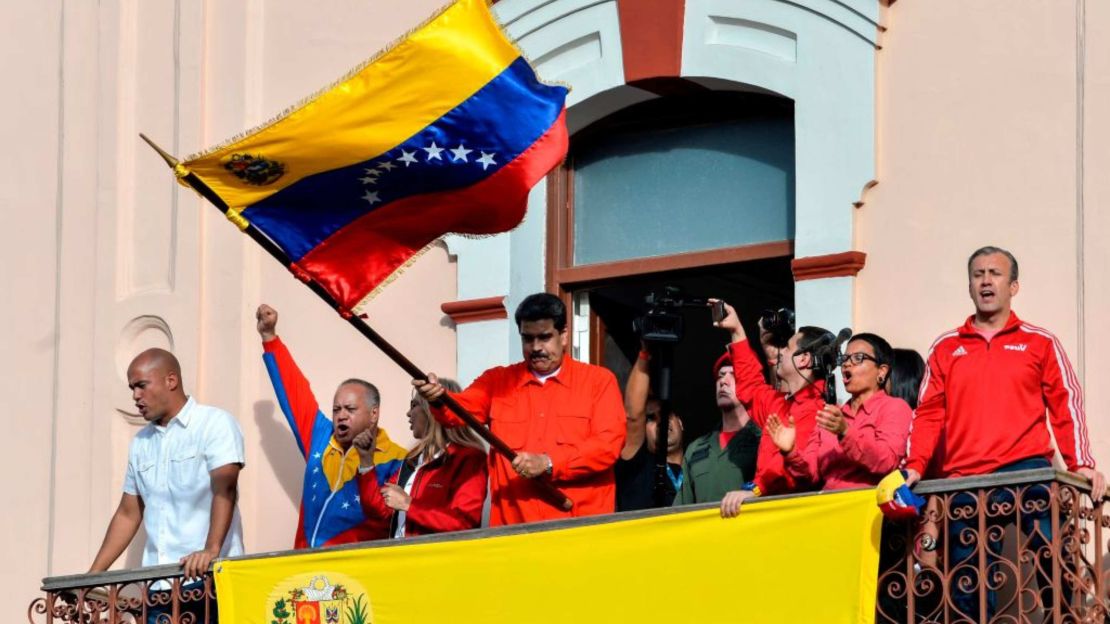 Maduro habla ante una multitud en el Palacio de Miraflores el 23 de enero de 2019.